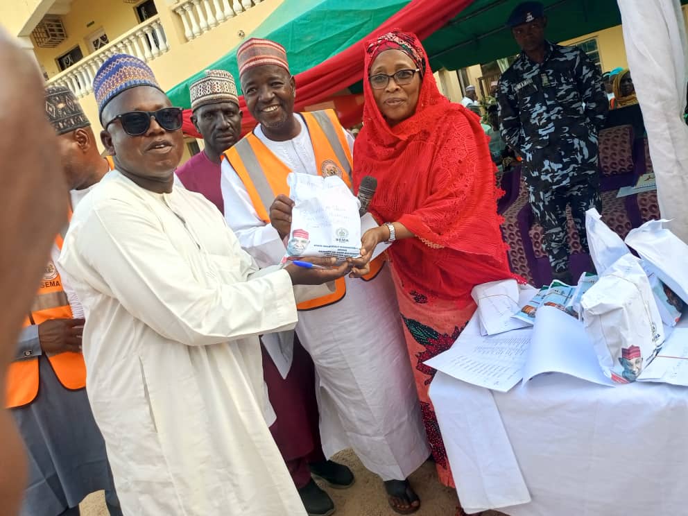 Kano Govt. distributes N28.4m to 62 fire victims 1000219913