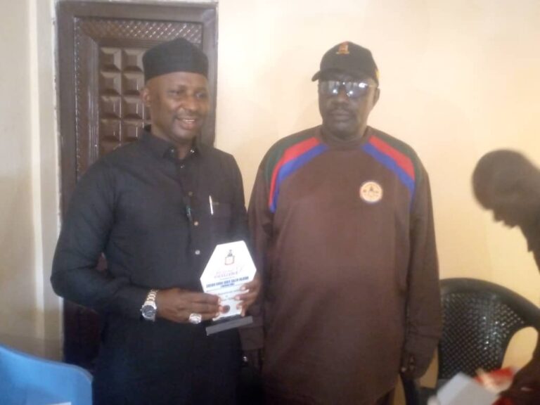 Sheikh Nuhu pledges to provide communication gadgets to Kano vigilantes command Command vigilante presenting certificate
