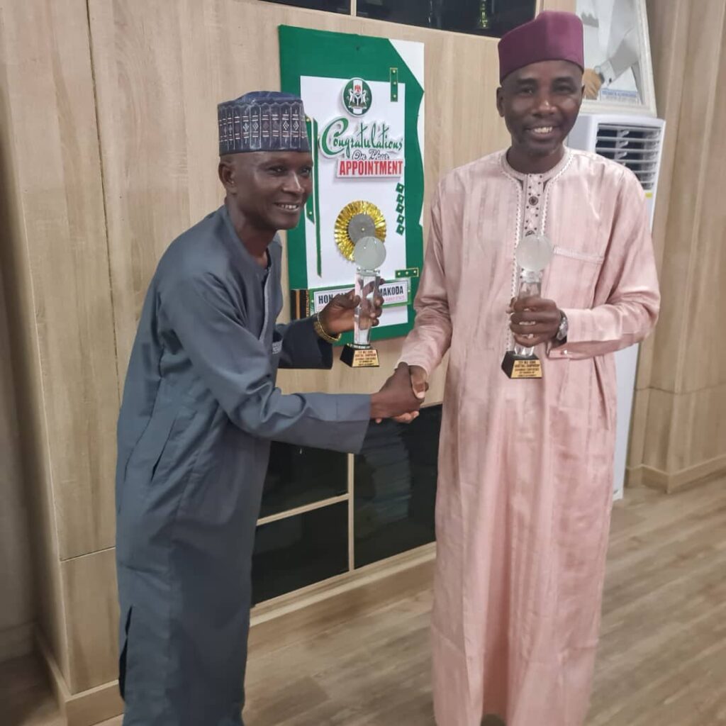 Commissioner for Edu received trophies