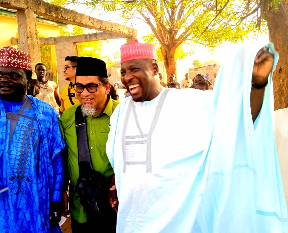 Tahfizul Qur’an Sec. Sch. Kiru receoives copies of Qur’an courtesy of a private outfit Commissioner of Edu at kiru