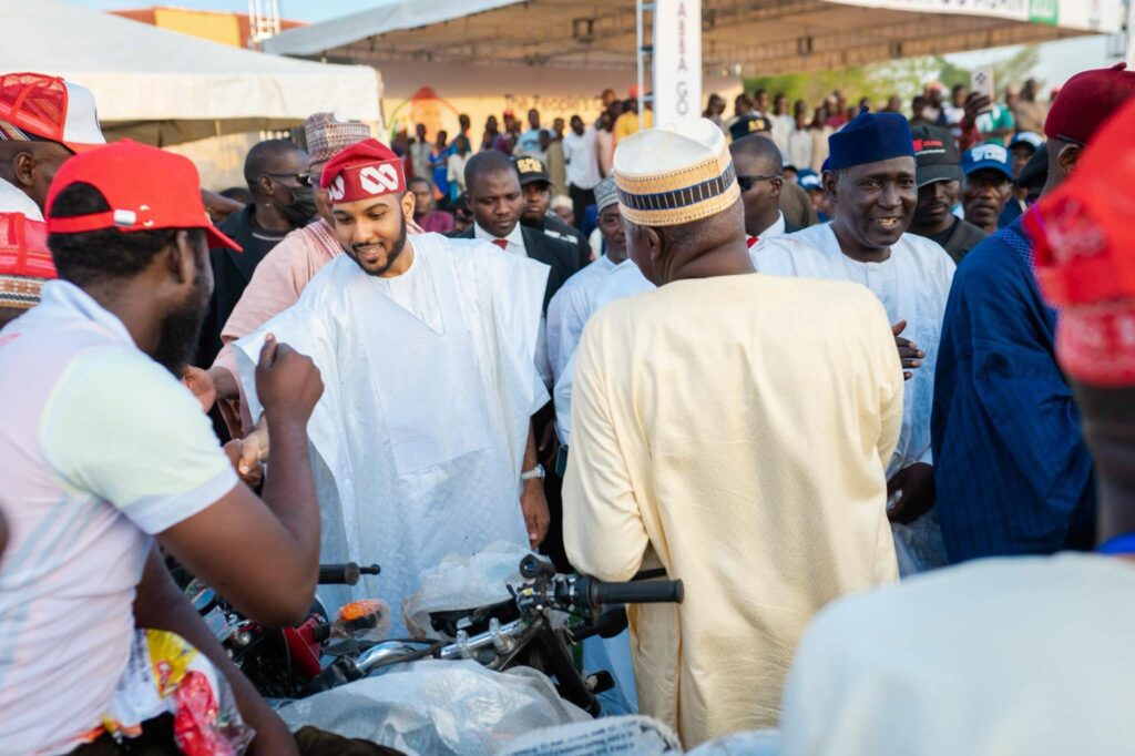 Commissioner shaking hands with beneficiaries Commissioner shaking hands with beneficiaries