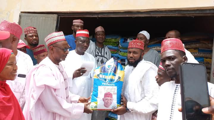 Council Distributes 1,200 Bags of Rice as Ramadan Palliatives Dala Local govt distributed rice