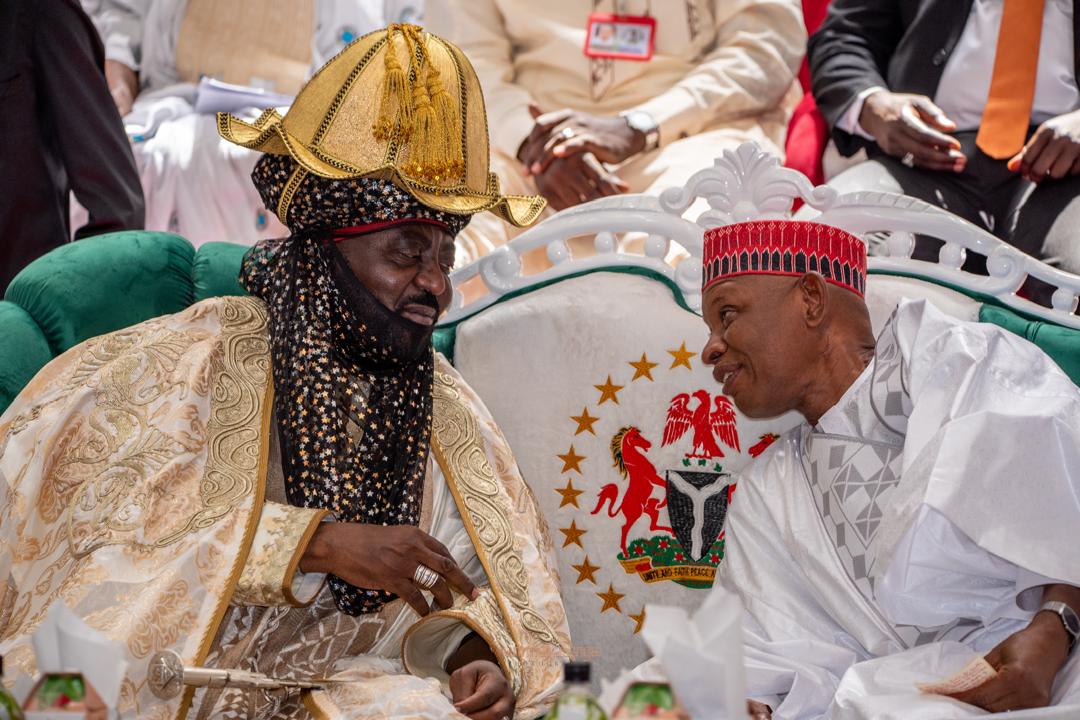 Emir and Gov exchanging views