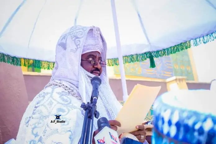 Emir reading Sallah messages